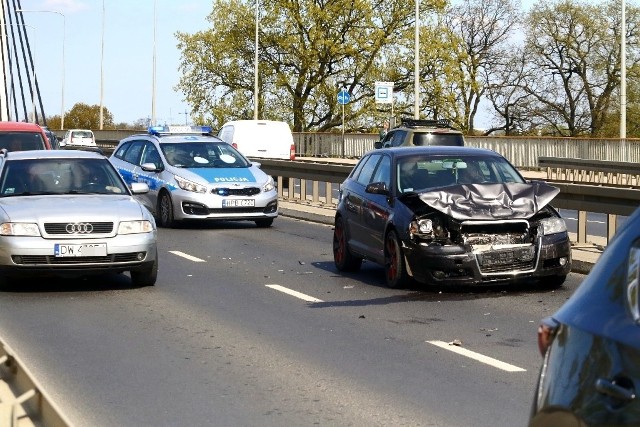 Dwa samochody zderzyły się na moście Milenijnym