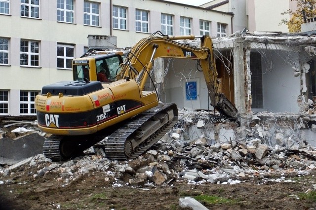 Słynna "rotunda" - symbol szpitala wojewódzkiego od ponad 60 lat odchodzi w niebyt. W minionym tygodniu zaczęła się rozbiórka tego obiektu. W tym miejscu powstanie nowy budynek szpitala.