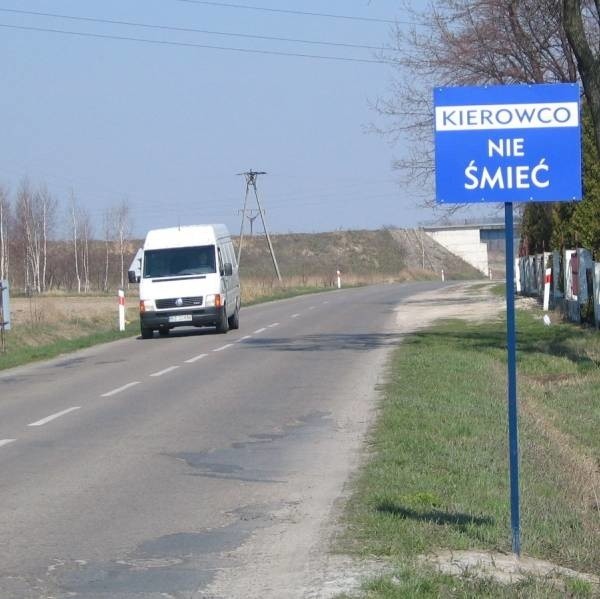 Tablice przypominające o zakazie wyrzucania śmieci do rowów, to tylko jeden z elementów walki samorządu Nowej Dęby z wszechobecnymi odpadami.