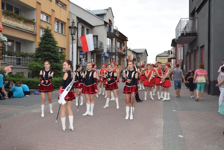 Parada i tańce instrumentalistów w Skale. Festiwal Orkiestr Wojskowych i Dętych