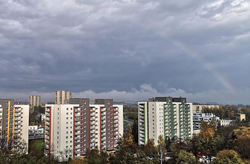 Kraków. Piękna tęcza i promienie słońca przebijające się przez chmury nad Prądnikiem Czerwonym [ZDJĘCIA]