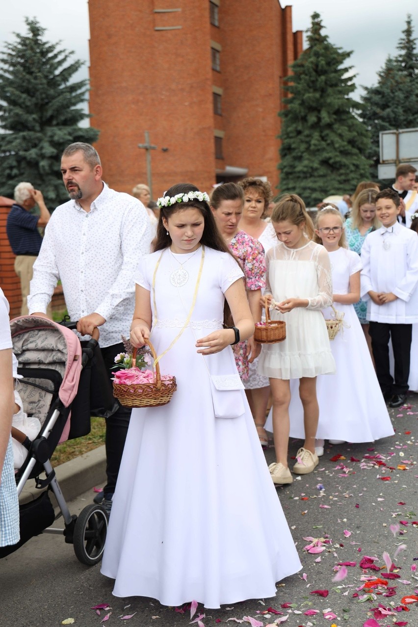 Boże Ciało 2023 w Sandomierzu. Tłum wiernych na procesji i pięknie ustrojone ołtarze. Zobaczcie zdjęcia