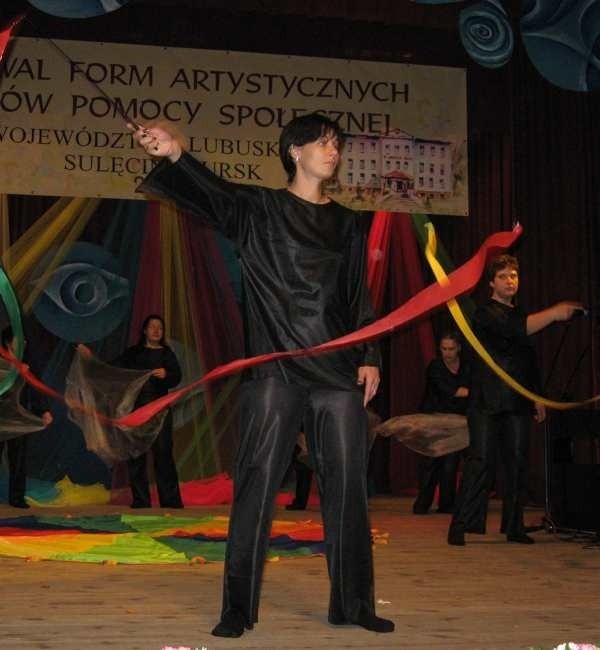 Grupa Ale babki z Domu Pomocy Społecznej w Kostrzynie nad Odrą na festiwalu pokazała &#8222;Taniec z wiatrem&#8221;