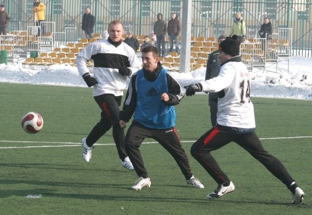 Patryk Wajszczuk (w środku) został nowym zawodnikiem Broni.
