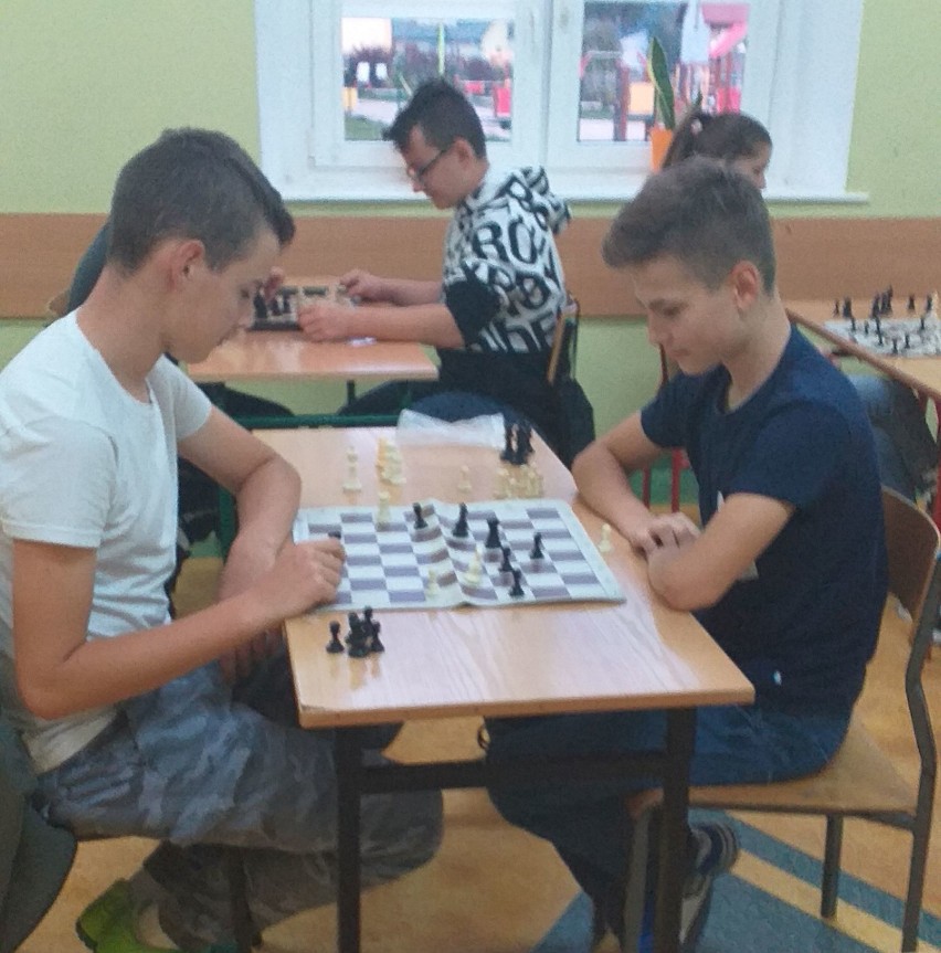 Turniej szachowo-warcabowy w Szkole Podstawowej w Rakowie.