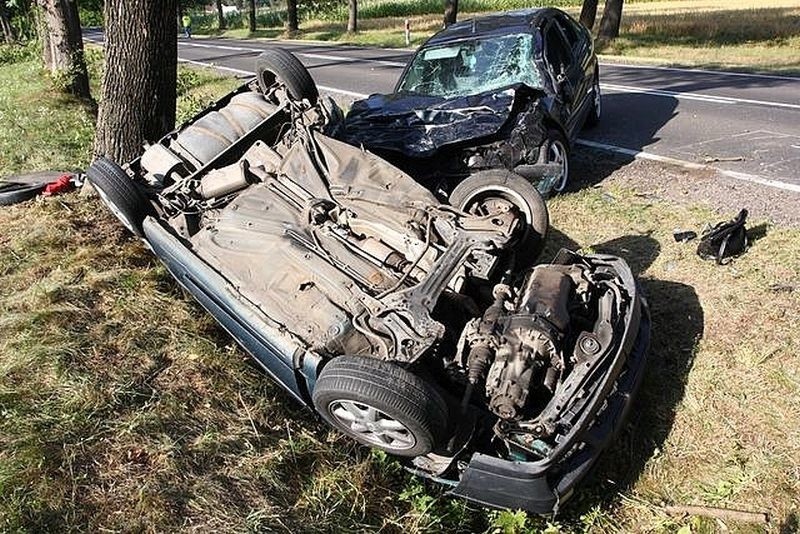 W wyniku wypadku pojazdów na miejscu zginął 23-letni pasażer...
