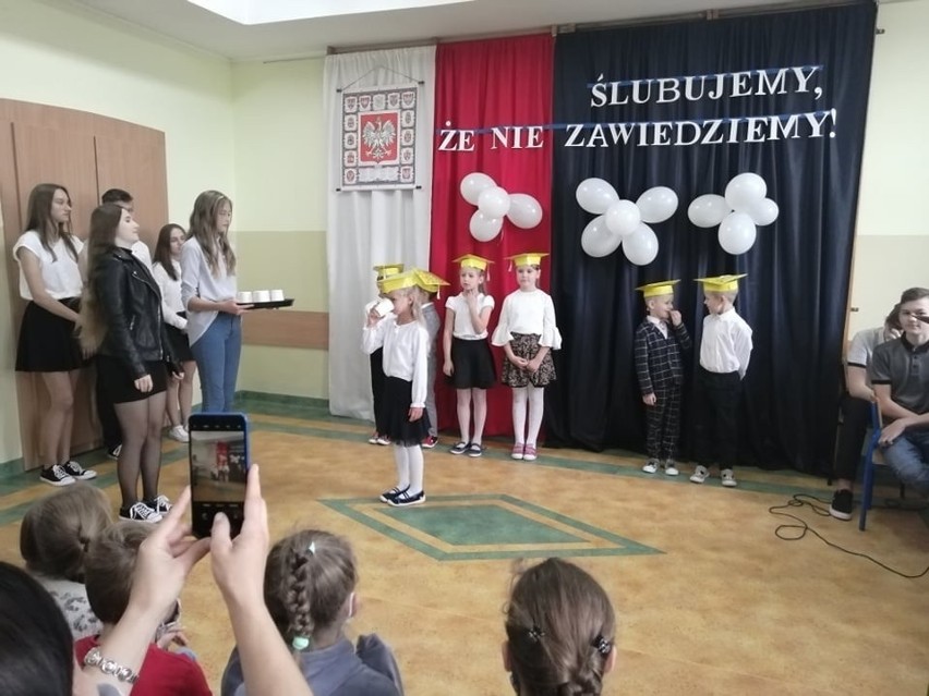 Uroczyste ślubowanie pierwszoklasistów w szkole w Rakowie....