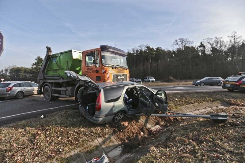 Man uderzył w bok prawidłowo jadącego renault, w efekcie...