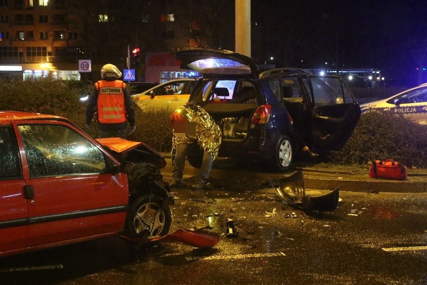 Wypadek przy mostach Warszawskich. Dwie osoby ranne