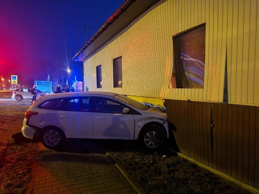 Łódzkie: Samochód uderzył w sklep budowlany. Sprawca uciekł! ZDJĘCIA