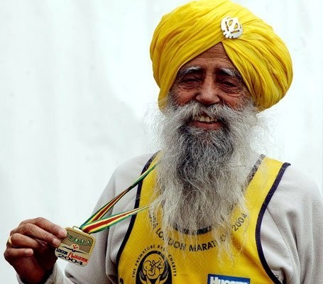 101-letni Fauja Singh ma w planach rywalizację po schodach w jednym z najwyższych budynków świata na Tajwanie. Z okazji setnych urodzin otrzymał telegram z gratulacjami od brytyjskiej królowej Elżbiety II.