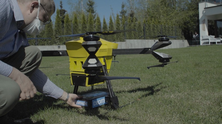 Dron dostarczył paczkę ze sklepu w Lublinie do klienta. Całą drogę pokonał bez udziału człowieka