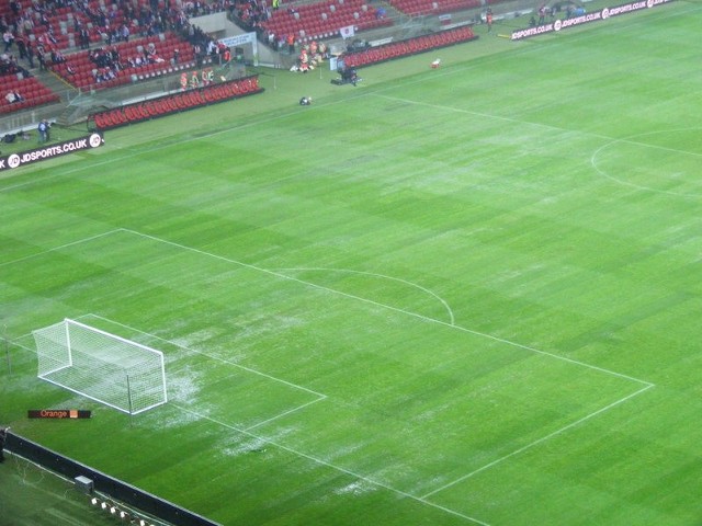 Tak wyglądała we wtorek murawa na Stadionie Narodowym w Warszawie z perspektywy trybun.