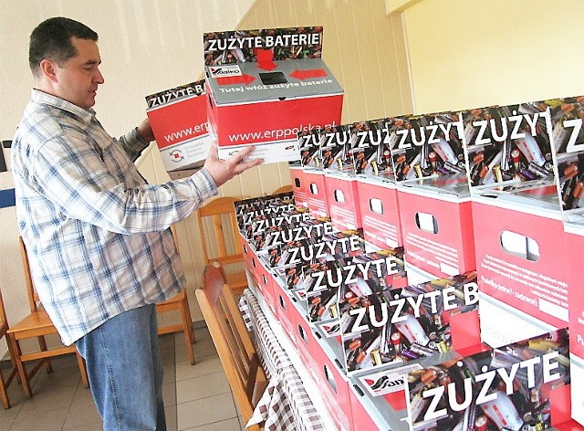 Krzysztof Szaradowski prezentuje pojemniki na baterie, które otrzymają szkoły i przedszkola
