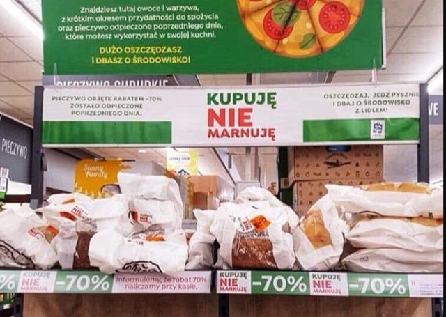 Stojak z przecenionymi warzywami i owocami w jednym ze sklepów Lidl w Krakowie.