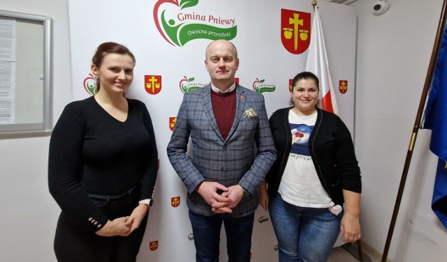 Inicjatorzy projektu - Katarzyna Kotańska, wójt gminy Ireneusz Szymczak oraz kierownik Gminnej Biblioteki Publicznej Julia Janda-Wilk.