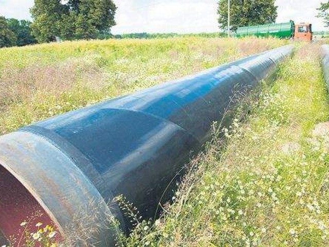 Cisza na budowie: rury gazociągu w okolicach Koszalina leżą przy ul. Morskiej. Powoli zarastają trawą