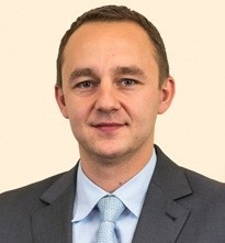 Przemysław Podgórski od 2012 r. do chwili obecnej zajmował stanowisko członka zarządu Unimot Gaz.
