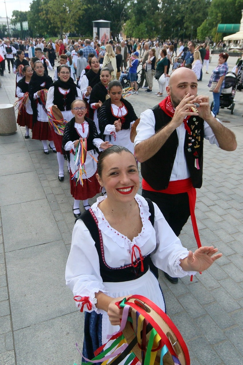 Międzynarodowe Spotkania Folklorystyczne w Lublinie. Barwna parada przeszła przez centrum miasta. Zobacz zdjęcia i wideo