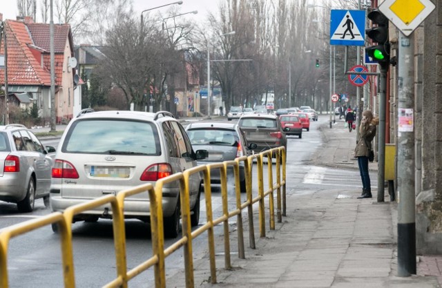 Na razie planowane są liczniki i zmiana sygnalizacji świetlnej. Docelowo przebudowa krzyżówki na rondo, ale kosztem jednej z komunalnych kamienic. To jednak dopiero w perspektywie.