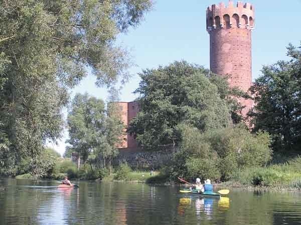 Kres spływu kajakowego na Wdzie zwiastuje wyniosła wieża zamku krzyżackiego w Świeciu. Już choćby dla takiego widoku warto wybrać się na rzekę.