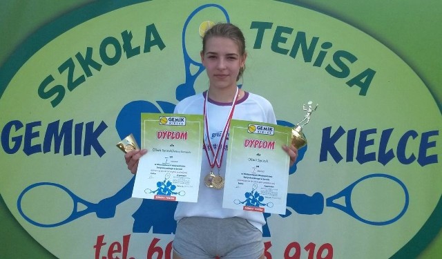 Oliwia Syczuk - z trofeami za dwa tytuły mistrzyni województwa świętokrzyskiego.