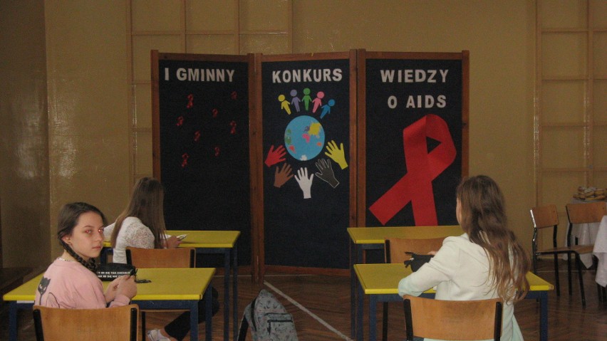 Radosław Paprocki ze Szkoły w Kurozwękach zwyciężył w konkursie na temat AIDS
