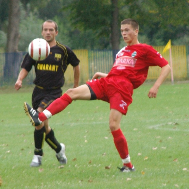 Michał Majewski (z prawej) piłkarz Radomiaka pojawił się na treningu Zwolenianki Zwoleń.