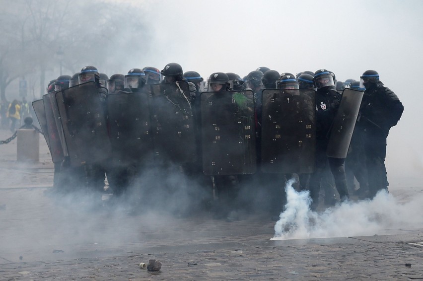 Protest "żółtych kamizelek" w Paryżu