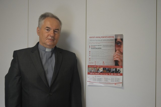 Ks. dr Jerzy Dzierżanowski, dyrektor DFOZ z plakatem projektu.