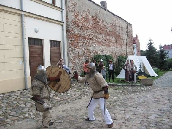 W każdej Niedzieli z archeologią zainteresowaniem cieszą się pokazy walk rycerskich.