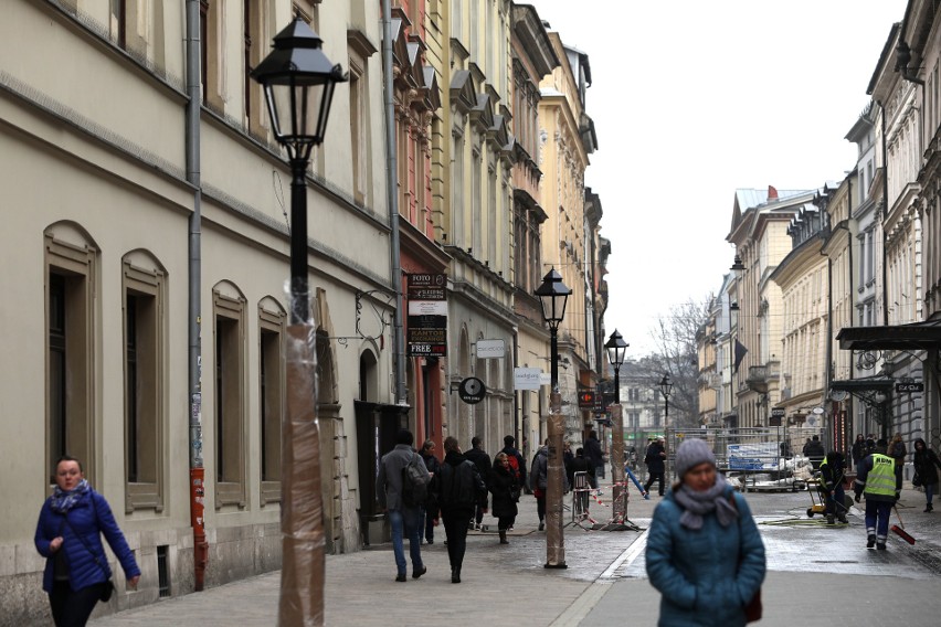 Zobacz nowe latarnie, które oświetlą wyremontowaną ul. Sławkowską [GALERIA]