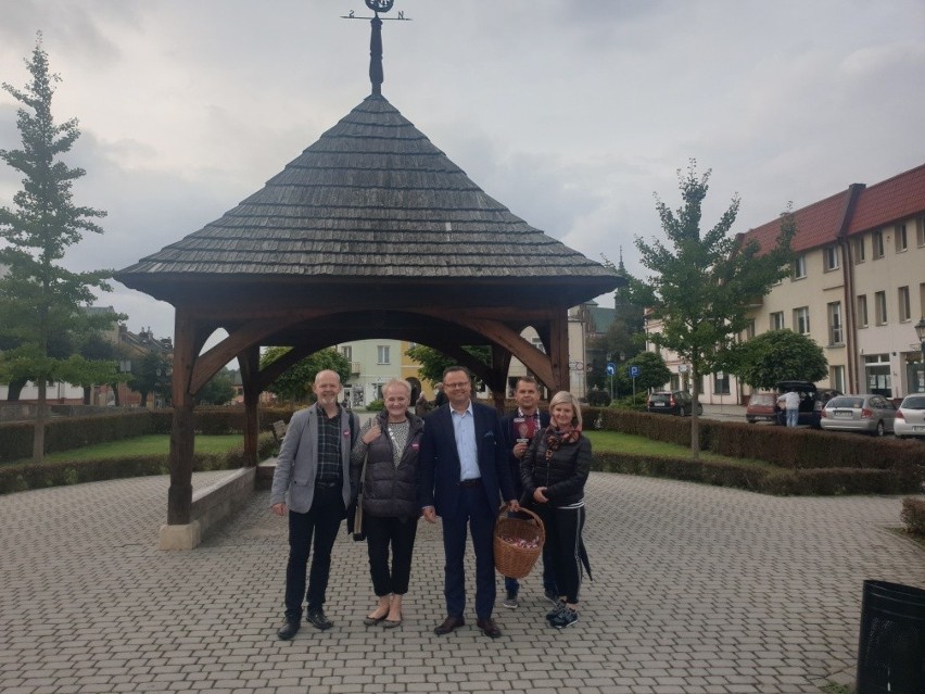 Szejnabus w Opatowie. Lider Lewicy częstował mieszkańców słodyczami (ZDJĘCIA)                                        