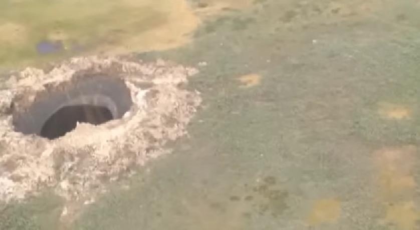 Gigantyczna dziura w ziemi na Syberii. Co się tam stało?