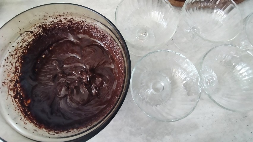 Przełóż czekoladowy krem do pucharków.