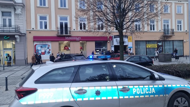 Sceny rodem z filmu rozegrały się w centrum Częstochowy. Do jednego z banków wszedł mężczyzna, który przy użyciu przedmiotu przypominającego broń zażądał od pracowników wydania pieniędzy