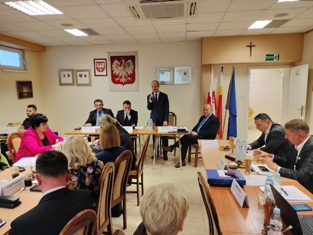 Gościem na sesji Rady Gminy Raciechowice ponownie był prezes RIO w Krakowie. Tym razem przyjechał z gratulacjami