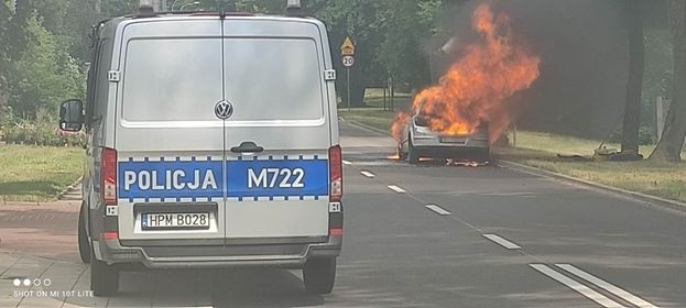 Pożar auta na ulicy Myśliwskiej. Starsze małżeństwo straciło pojazd, choć uszło z życiem. Na szczęście nikomu nic się nie stało