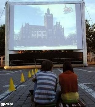 Do niedawna kino samochodowe było na Placu Zwycięstwa. Obecnie na parkingu CH Jantar.