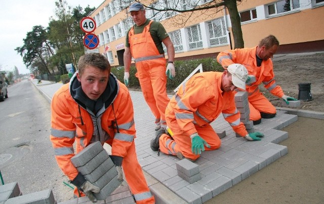 - Teraz budujemy chodnik przy Gwardii Ludowej - mówią (od prawej) Marcin Surówka, Zbigniew Budzisz, Marek Hauffa i Tomasz Gmiąt.