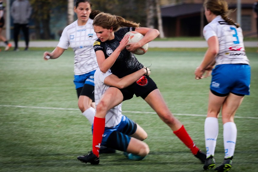 Rugbystki Black Roses ze swoimi trenerami podczas turnieju w...