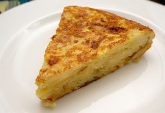 Hiszpańska tortilla to omlet z kawałkami ziemniaków i cebuli.