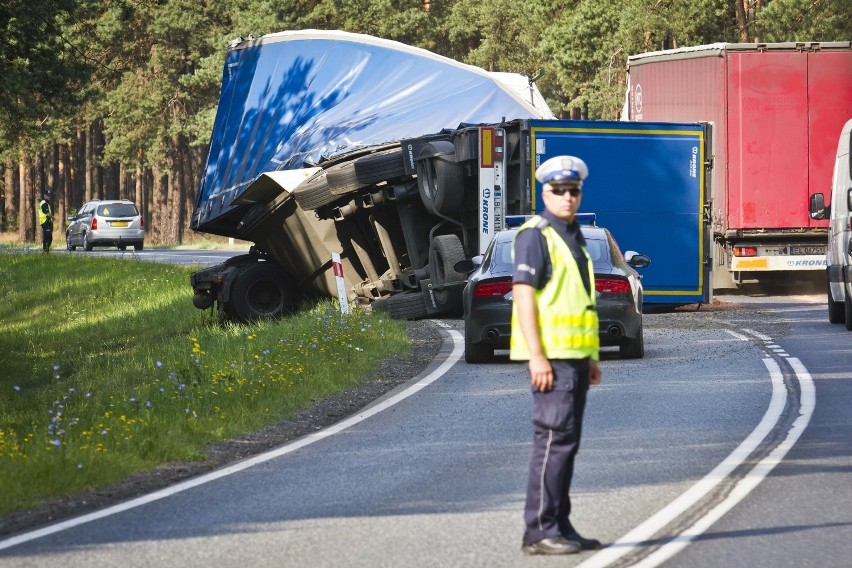 Wypadek niedaleko Stryszka. Ciężarówka z cegłami zablokowała część szosy