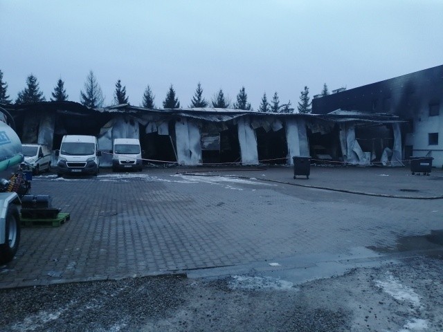 Wielki pożar w Kazimierzówce. Spłonęła hala ze sprzętem rolniczym, straty są duże. Zobacz zdjęcia 