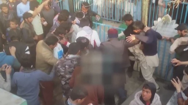 Młoda Afganka została zlinczowana w Kabulu w obecności kilku tysięcy osób za rzekome spalenie Koranu.