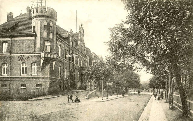 Decyzja o budowie nowego ratusza na Podgórzu zapadła w marcu 1906 roku. Budynek stoi do dziś