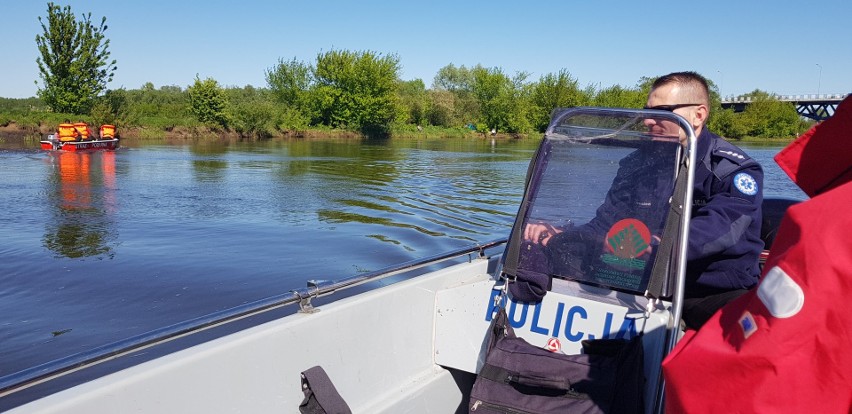 Most Hubala w Łomży. Dwóch mężczyzn skoczyło do rzeki Narew. Trwają działania poszukiwawcze [ZDJĘCIA]