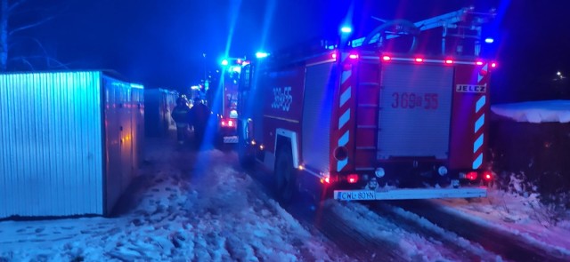 W piątek 3 lutego 2023 roku doszło do tragicznego w skutkach pożaru na ul. Miłej w Brześciu Kujawskim. Osiem zastępów straży pożarnej akcji. Służby zgłoszenie otrzymały o godzinie 18:14.