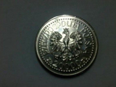 Oszust płacił  monetą z 1993 roku o nominale 20 000 złotych.