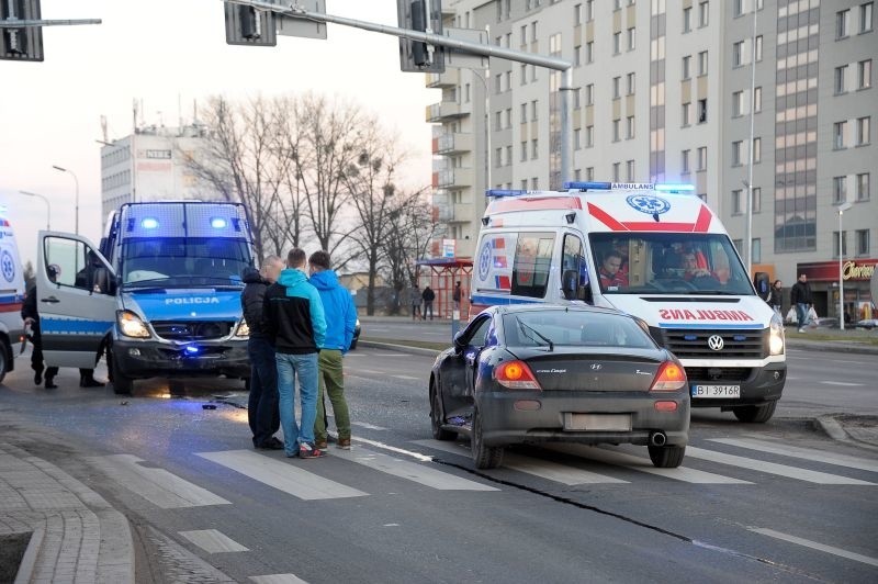 Według świadków zdarzenia kobieta kierująca  wjeżdżała na...